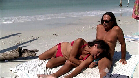 Trío de shemales Jamie, Michelle y Christy se divierten en la playa