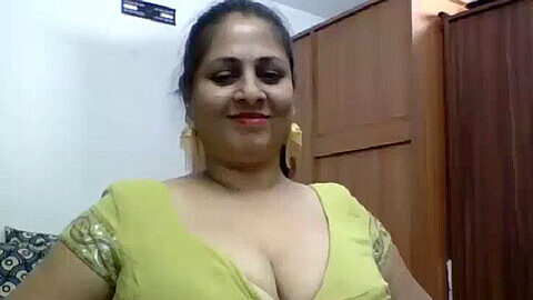 Bhabhi hottie flashes her big tits and jacks off