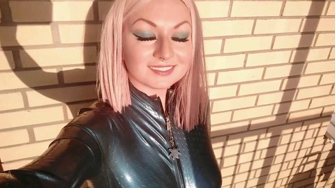 BDSM-Video mit Arya Grander in engem Spandex-Latex-Outfit und Selfie