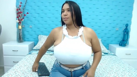 Dicke Latina zeigt ihre enormen Titten vor der Webcam
