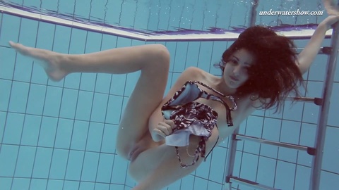La sensual belleza de cabello oscuro, Sima Lastova, disfruta de una aventura submarina.