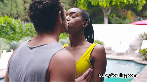 Jeune black en forme se fait baiser après son entraînement