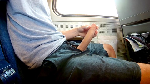 Masturbación pública arriesgada al aire libre y exhibicionismo con un chico gay bien dotado en un tren