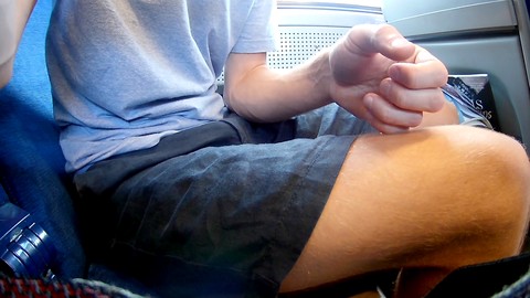 Masturbation risquée en public en plein air et exhibitionnisme avec un mec gay bien équipé dans un train