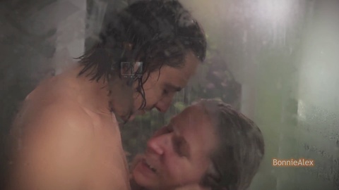 Orgia intima e appassionata durante una sessione di doccia di gruppo