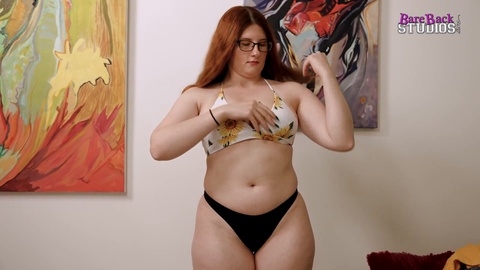 Mollige Stieftochter Bess Breast mit riesigen Brüsten fragt ihren Stiefvater, ob ihr Bikini zu klein ist