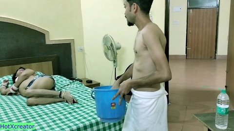 Die superheiße indische Malkin hat atemberaubenden Hardcore-Sex mit einem 18-jährigen Jungen! Mit schmutzigem Hindi-Gespräch
