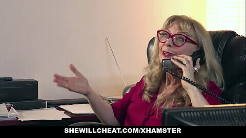 Nina Hartley betrügt ihren Ehemann mit einem jungen Hengst auf SheWillCheat!