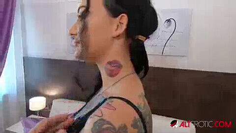 Adel Asanty, la nana tatouée aux gros seins, se fait dilater tous les trous