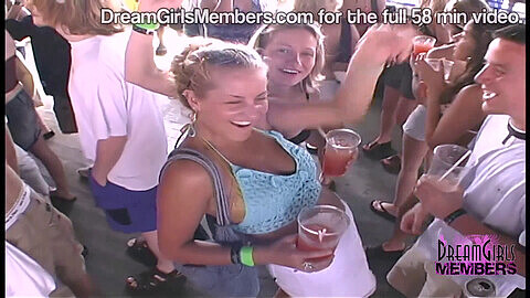 Heiße College-Schönheit zeigt ihre Brüste und Muschi in einem wilden Cancun-Club