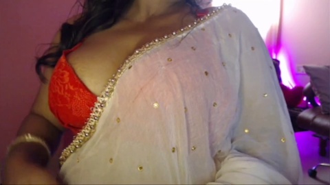 Seductive Bhabhi drives men wild by tantalizingly sucking on her nipples