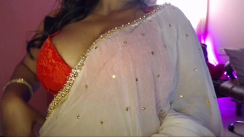 Seductive Bhabhi drives men wild by tantalizingly sucking on her nipples