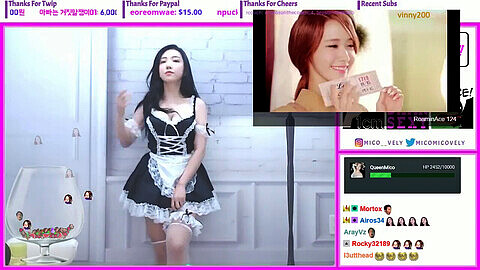 Die sinnliche chinesische Model Queenmico führt einen verführerischen Pole Dance in einem super sexy Hausmädchenoutfit auf der Webcam auf