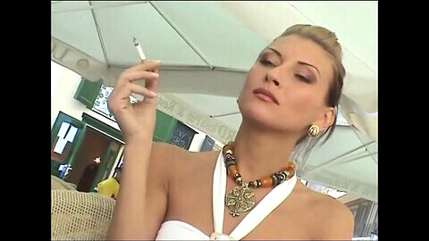 Rauchende heiße Schönheit Brigitta gönnt sich ihrem Rauchfetisch