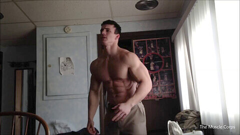 Muscle Corps - abbronzato muscoloso che si allena a casa