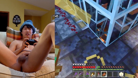 Un joueur de jeux vidéo gay et excité donne une visite mondiale nue de Minecraft RTX en écartant largement les jambes