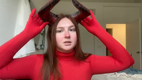 Harlot Hayes partage son premier vlog de cosplay avec du sexe anal, des jouets pour adultes et des instructions coquines !