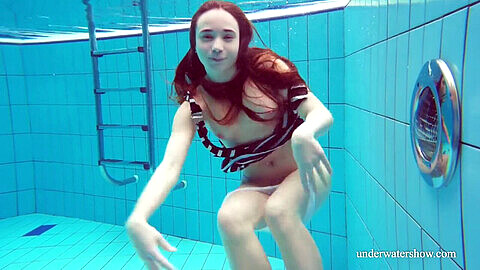 La belle jeune russe Nina Mohnatka montre ses courbes sexy sous l'eau