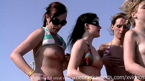 Groupe de femmes mûres se baignant nues sur la plage pendant une excursion senior