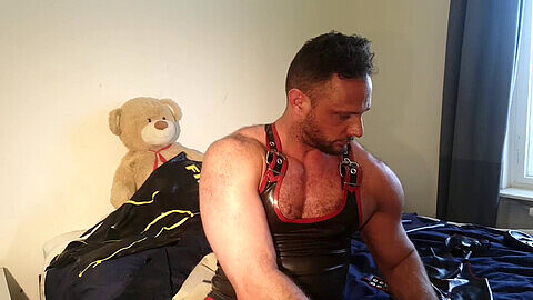 Vorschau auf schwule Fetish-Webcam - Paul Europe trägt Gummi- und Lederkleidung und entspannt sich in der Badewanne