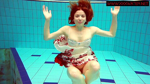 Piccola, capelli rossi, bordo piscina