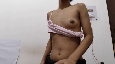 L'adolescente indienne montre ses vagins les plus épais et d'énormes orgasmes avec les fesses exposées