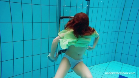 Giovane ragazza russa bionda platino con piccoli seni, Nina Mohnatka, nuota