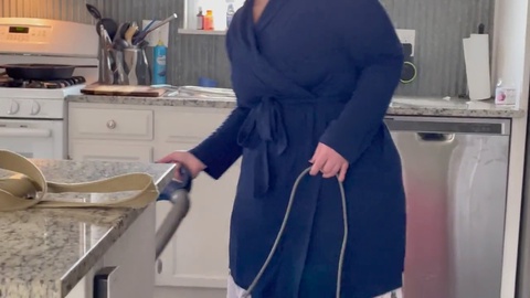 Surpris en train de se masturber pendant qu'elle nettoie la cuisine - Maman aux gros seins et aux formes généreuses V171 (Vidéo complète)