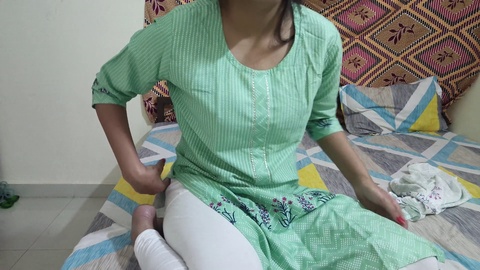 Sensual madrastra india disfruta de una penetración anal apasionada, seguida de una intensa mamada con juego de roles en hindi.
