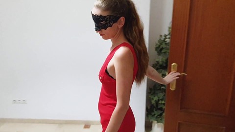 Essayer et taquiner dans une robe rouge sexy