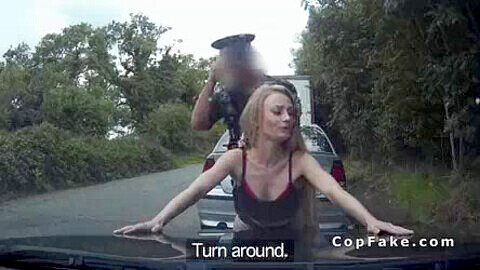 Blonde sexy Carmel Anderson baise un faux policier en tenue de sport en plein air