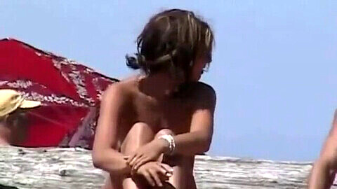 Vista sensazionale di bellissime donne sulla spiaggia nudista,