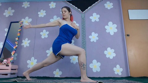 Trasmissione in diretta di allenamento yoga con una carina Latina che rivela qualcosa in più