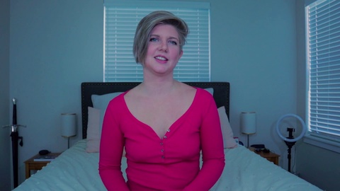 La vlogger hot milf habla sobre la posibilidad de que sus amigos encuentren sus videos traviesos.