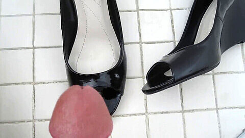 Dreckige Schuhe werden gefickt, mit Pisse getränkt und mit Sperma bedeckt