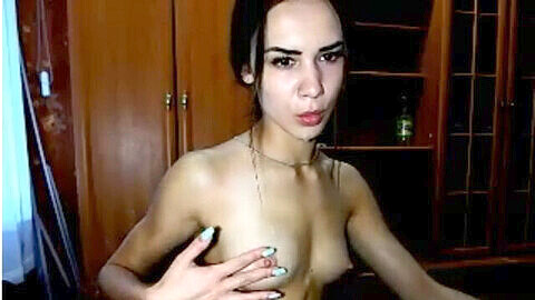 La modelo ucraniana muestra su encanto juvenil en la webcam