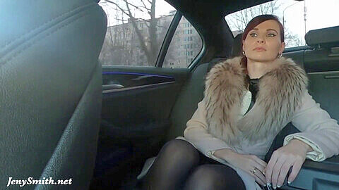 Hermosa dama rica Jeny Smith muestra todo a un extraño mientras es conducida por su chofer de élite