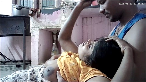 Indische Hausfrau zeigt ihre massiven Titten