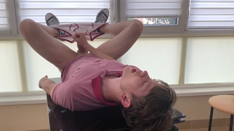 Programme quotidien des éjaculations : Un mec sexy se branle en étant allongé sur la table !
