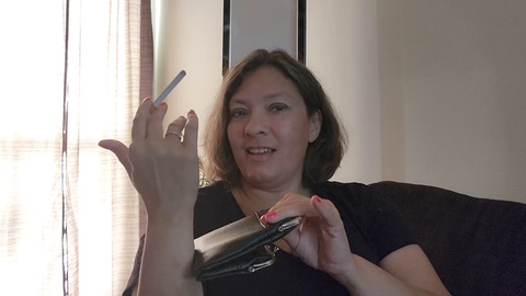 Mujer voluptuosa usa su estuche de cigarrillos de cuero para ofrecer una paja de fetiche de fumar