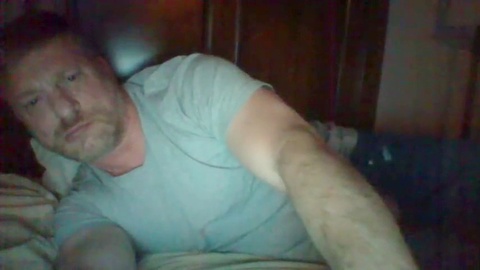 Il rigonfiamento del papà robusto rompe i jeans attillati in webcam