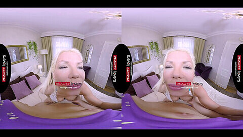Une MILF séduisante taquine les parties intimes d'une femme élégante en réalité virtuelle