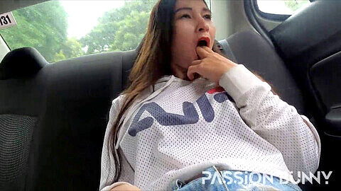 Una camgirl caliente juega con su coño apretado en el Uber para un video de verificación!