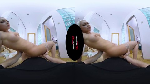 L'esperienza VR con la mia coinquilina bionda e sexy