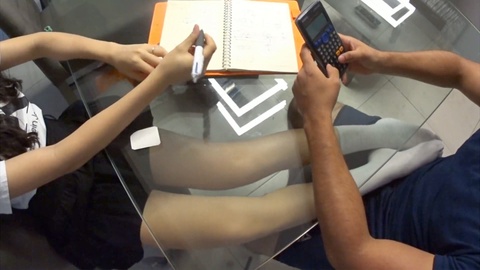 Estudiante brasileña da un footjob con calcetines mientras estudia - acción fetiche candente