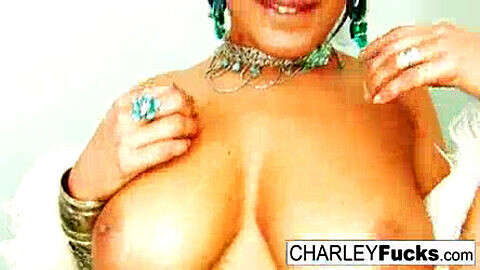 Charley Chase se déshabille de sa magnifique tenue et se masturbe