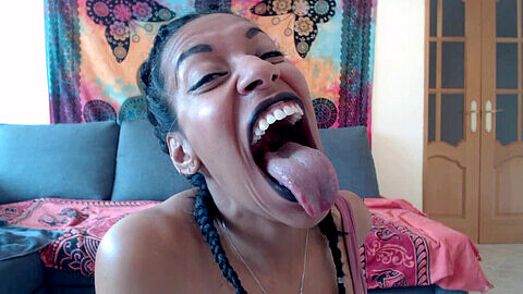 Caliente porno fetichista con una chica mostrando una lengua larga