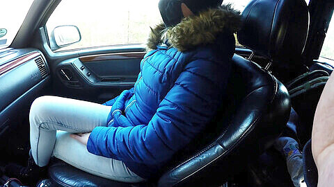 ¡Follada caliente en un auto en Polonia! ¡Una chica sexy en calcetines blancos de Nike te hace una mamada y una paja mientras conduces en la carretera del bosque!