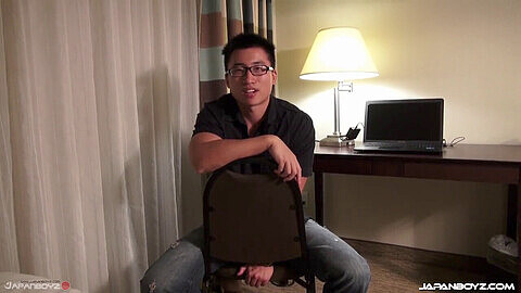 L'étudiant gay en lunettes se fait plaisir avec une session de branlette