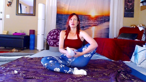 Stretching, flessioni e seducenti sessioni di yoga nella mia esclusiva faphouse!
